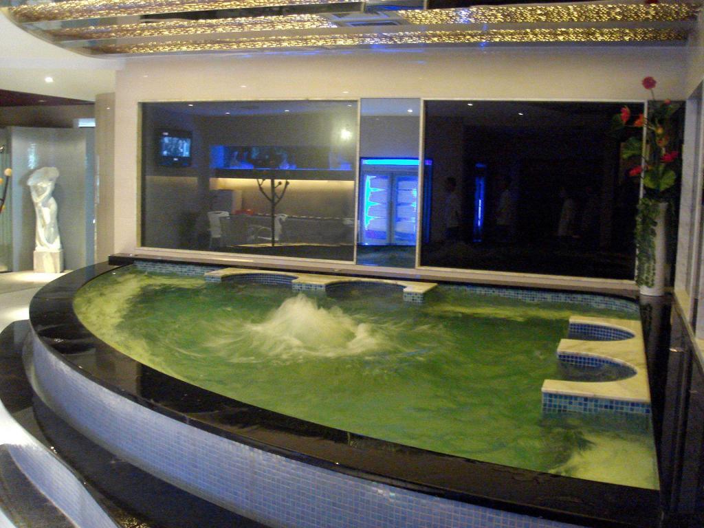 Long Zhou Grand Hotel Гуанчжоу Экстерьер фото